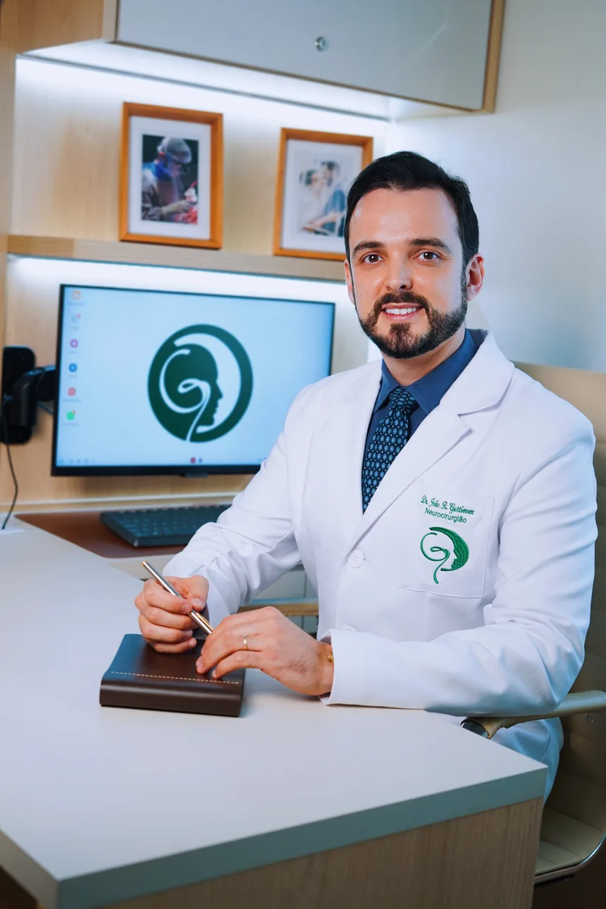 Dr. João Guttierrez em atendimento no consultório